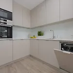 アパート Air Conditioned Towarowa Towers In With Parking And Desk By Renters Prestige ワルシャワ