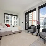 Air Conditioned Towarowa Towers In With Parking And Desk By Renters Prestige アパート *
