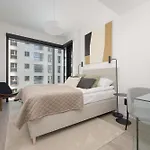 アパート Air Conditioned Towarowa Towers In With Parking And Desk By Renters Prestige ワルシャワ