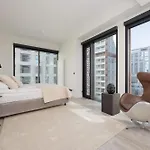 Air Conditioned Towarowa Towers In With Parking And Desk By Renters Prestige ワルシャワ