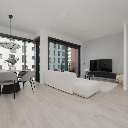 Air Conditioned Towarowa Towers In With Parking And Desk By Renters Prestige Lejlighed