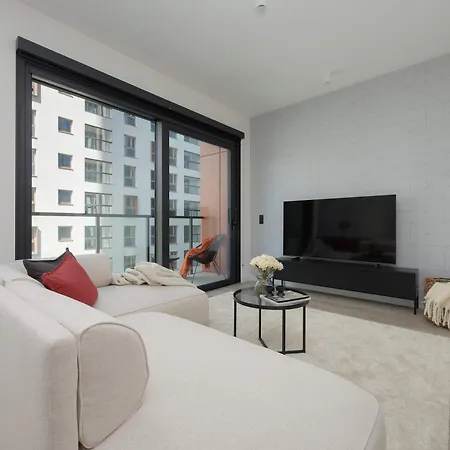 Air Conditioned Towarowa Towers In With Parking And Desk By Renters Prestige Lejlighed Warszawa