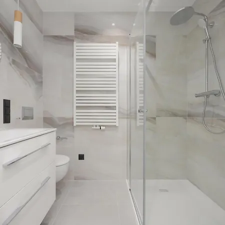 Air Conditioned Towarowa Towers In With Parking And Desk By Renters Prestige * Varsavia