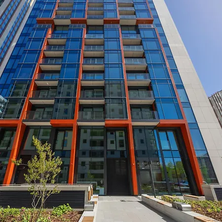 Lejlighed Air Conditioned Towarowa Towers In With Parking And Desk By Renters Prestige